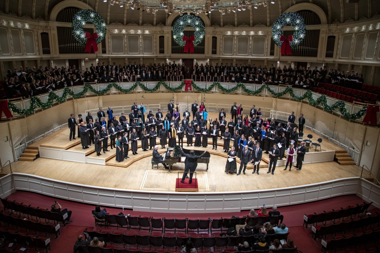 The <a href='http://7q.babyfeedingshop.com'>bv伟德ios下载</a> Choir performs in the Chicago Symphony Hall.